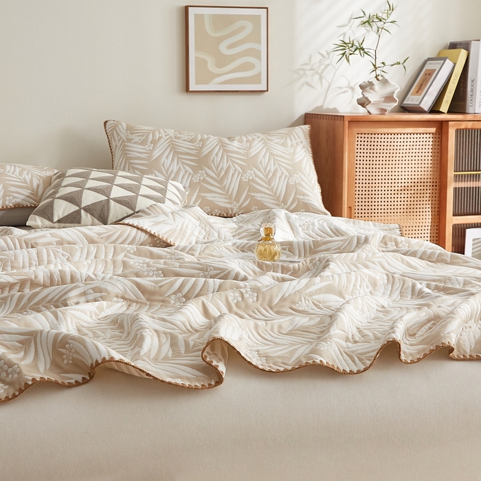 91家纺网 家纺一手货源 找家纺 梦镜家纺 2025新款A类针织双层纱盖毯毯子 细叶-浅咖色