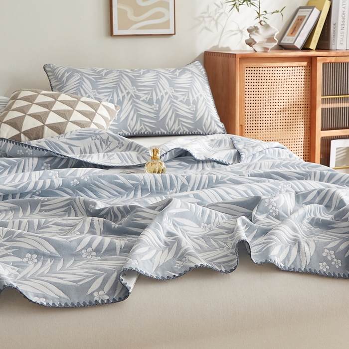 91家纺网 家纺一手货源 找家纺 梦镜家纺 2025新款A类针织双层纱盖毯毯子 细叶-浅蓝灰