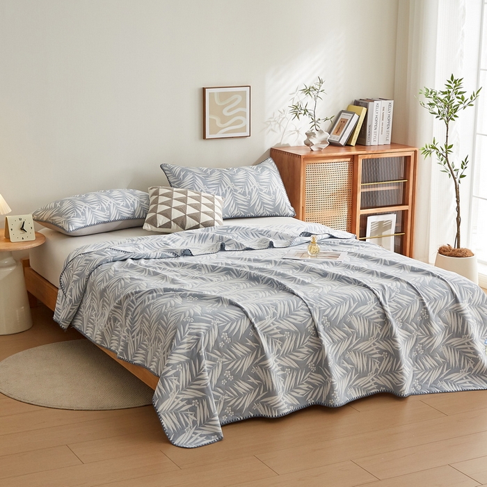 91家纺网 家纺一手货源 找家纺 梦镜家纺 2025新款A类针织双层纱盖毯毯子 细叶-浅蓝灰