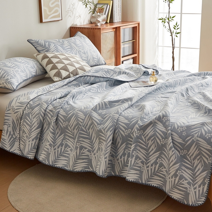 91家纺网 家纺一手货源 找家纺 梦镜家纺 2025新款A类针织双层纱盖毯毯子 细叶-浅蓝灰