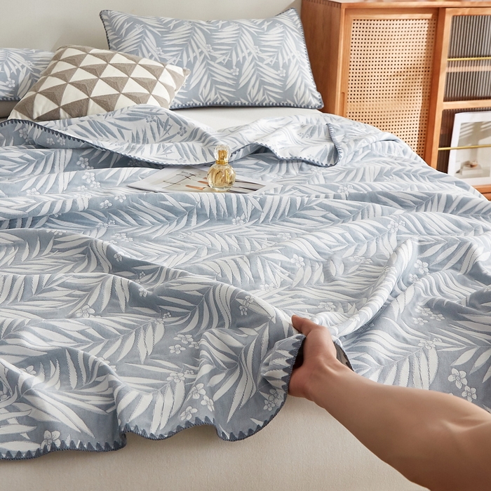 91家纺网 家纺一手货源 找家纺 梦镜家纺 2025新款A类针织双层纱盖毯毯子 细叶-浅蓝灰