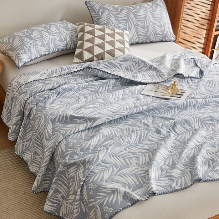 91家纺网 家纺一手货源 找家纺 梦镜家纺 2025新款A类针织双层纱盖毯毯子 细叶-浅蓝灰