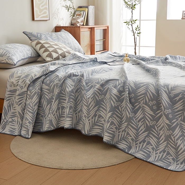 91家纺网 家纺一手货源 找家纺 梦镜家纺 2025新款A类针织双层纱盖毯毯子 细叶-浅蓝灰