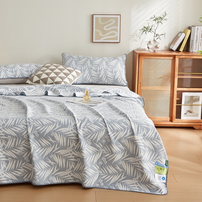 91家纺网 家纺一手货源 找家纺 梦镜家纺 2025新款A类针织双层纱盖毯毯子 细叶-浅蓝灰