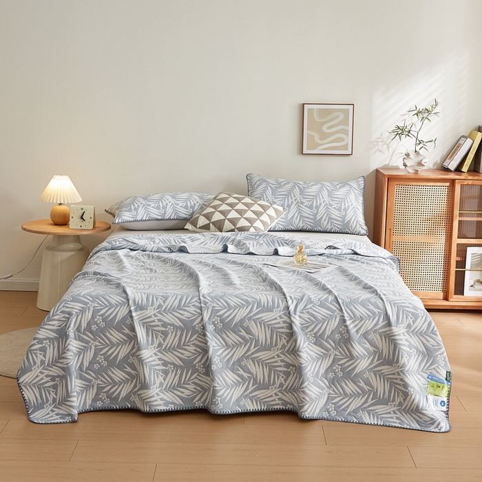 91家纺网 家纺一手货源 找家纺 梦镜家纺 2025新款A类针织双层纱盖毯毯子 细叶-浅蓝灰