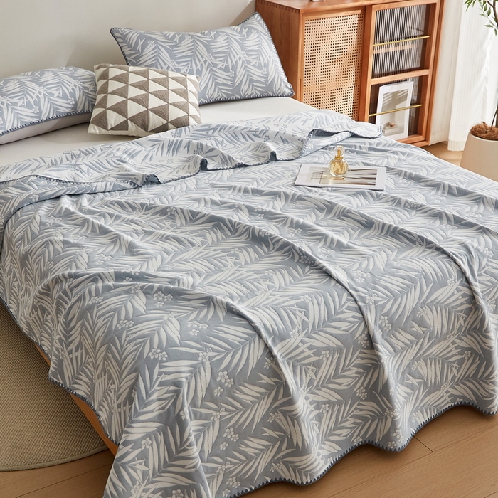 91家纺网 家纺一手货源 找家纺 梦镜家纺 2025新款A类针织双层纱盖毯毯子 细叶-浅蓝灰