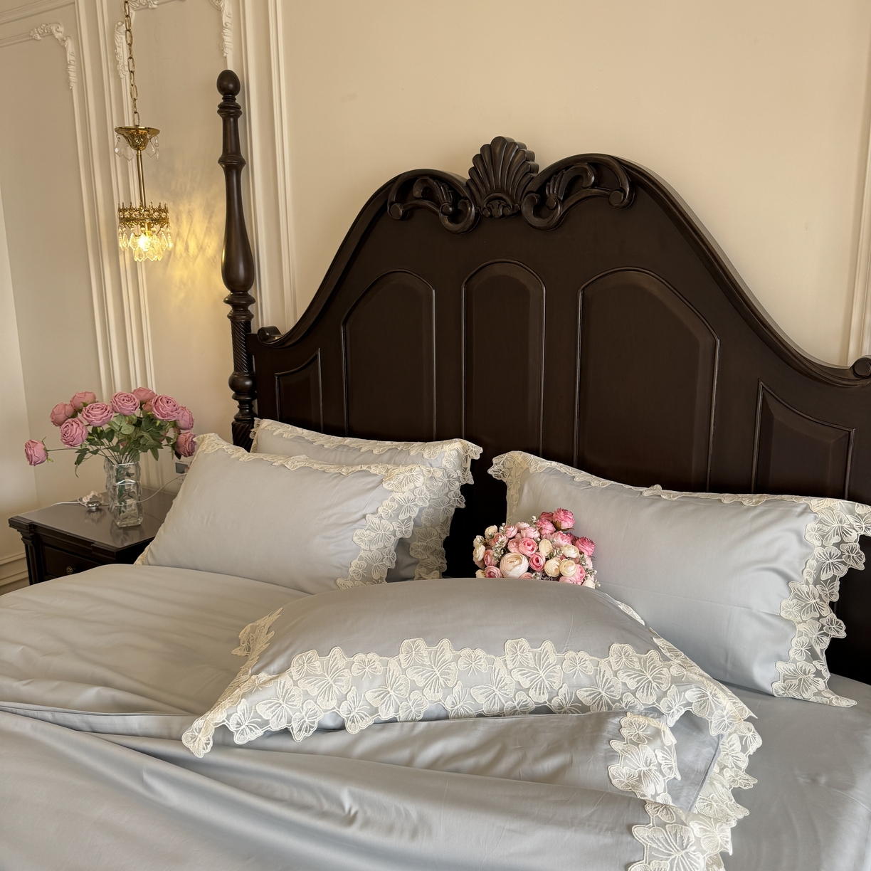 91家纺网 家纺一手货源 找家纺 秀色家纺 2025新款法式田园轻奢蕾丝荷叶边被套贡缎全棉四件套纯棉公主风高级床品（轻奢风） 星光蝴蝶-奶昔白