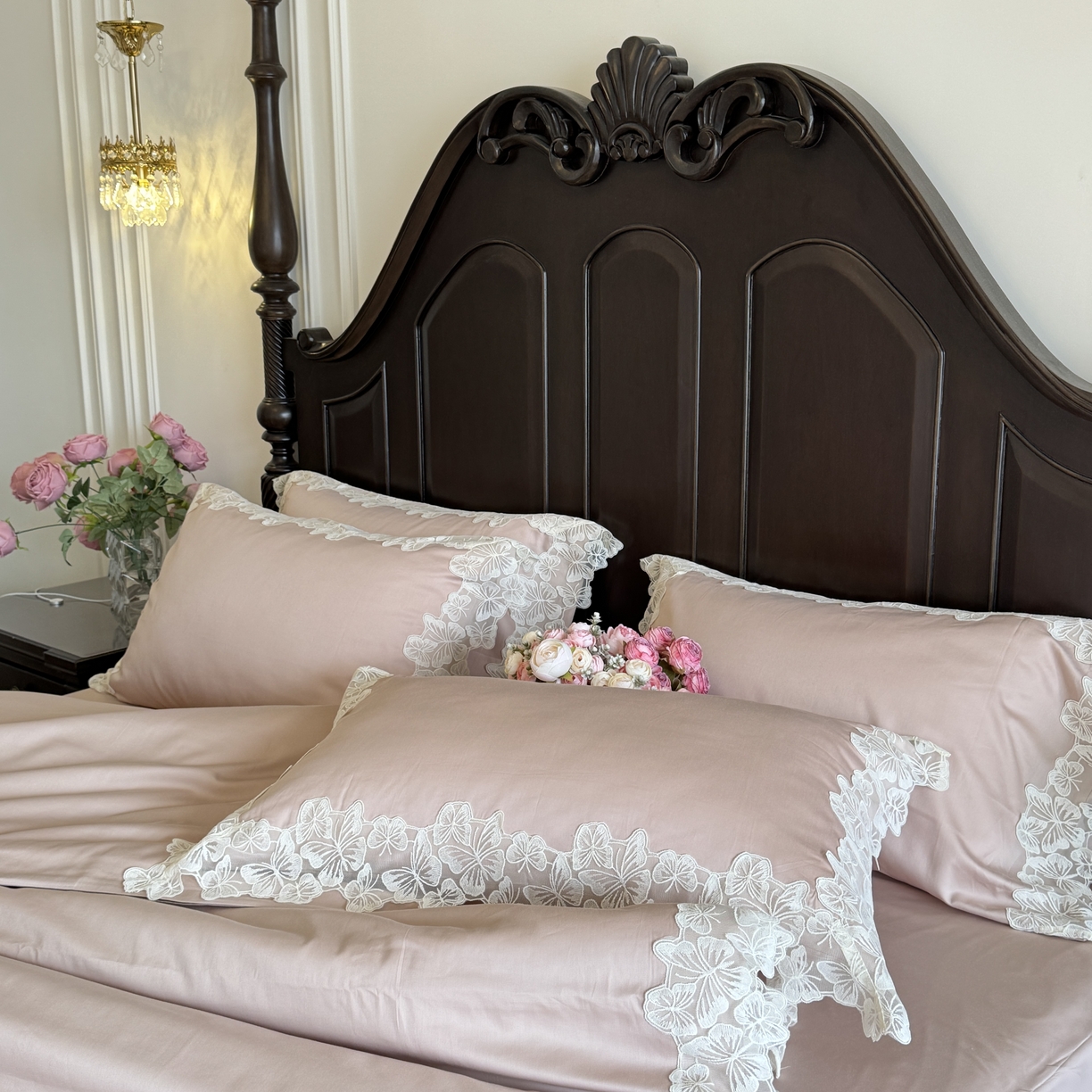 91家纺网 家纺一手货源 找家纺 秀色家纺 2025新款法式田园轻奢蕾丝荷叶边被套贡缎全棉四件套纯棉公主风高级床品（轻奢风） 星光蝴蝶-奶昔白