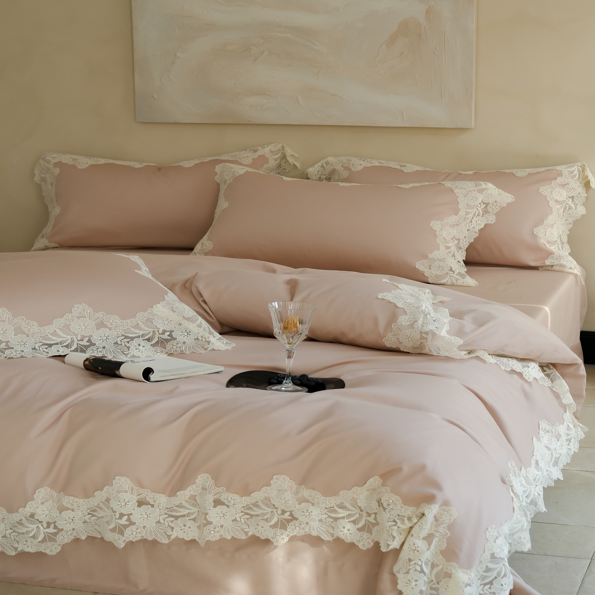 91家纺网 家纺一手货源 找家纺 秀色家纺 2025新款法式田园轻奢蕾丝荷叶边被套贡缎全棉四件套纯棉公主风高级床品（轻奢风） 星光蝴蝶-奶昔白