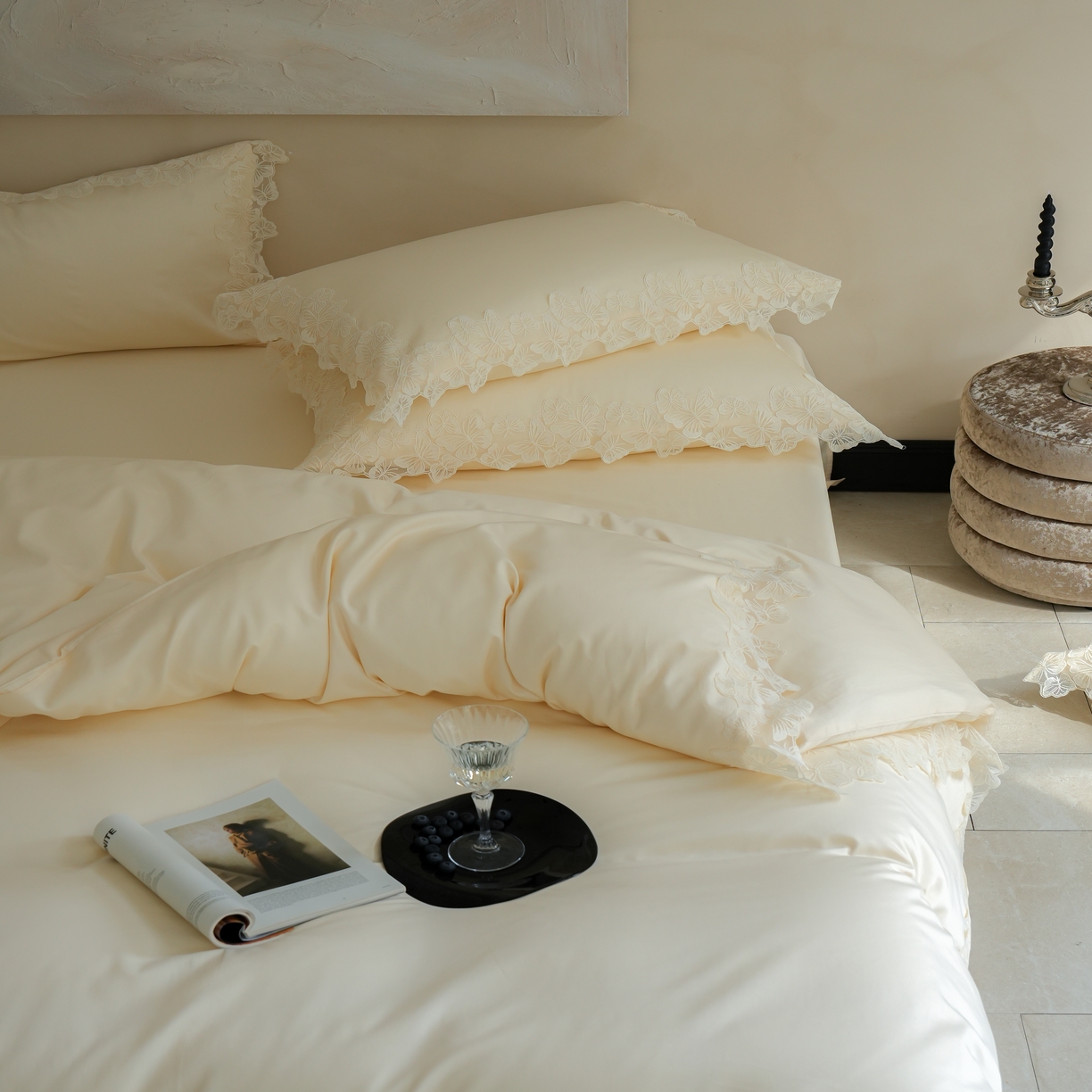 91家纺网 家纺一手货源 找家纺 秀色家纺 2025新款法式田园轻奢蕾丝荷叶边被套贡缎全棉四件套纯棉公主风高级床品（轻奢风） 星光蝴蝶-奶昔白