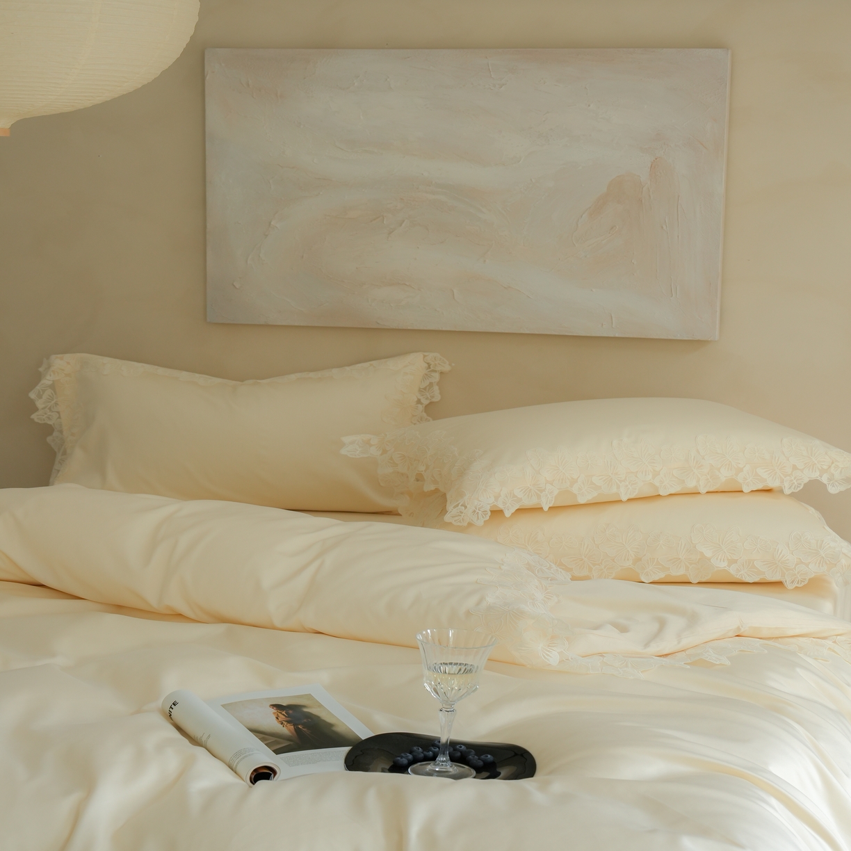 91家纺网 家纺一手货源 找家纺 秀色家纺 2025新款法式田园轻奢蕾丝荷叶边被套贡缎全棉四件套纯棉公主风高级床品（轻奢风） 星光蝴蝶-奶昔白