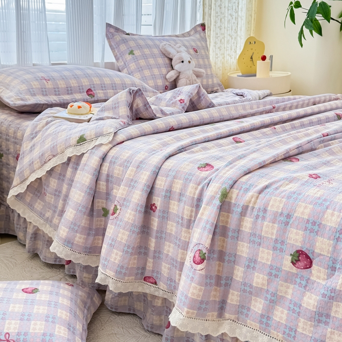 91家纺网 家纺一手货源 找家纺 梦可莱家居 2025夏季新款木棉夏被镂空花边床盖四件套 草莓