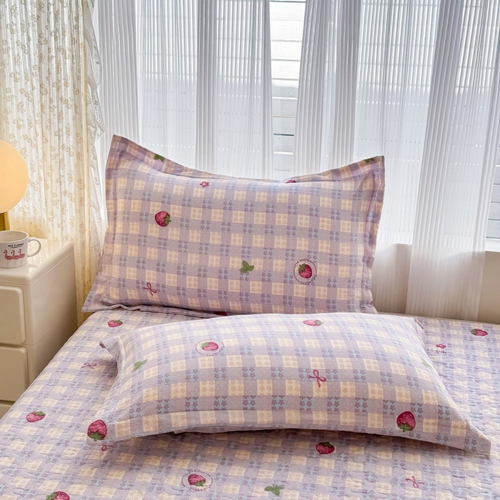 91家纺网 家纺一手货源 找家纺 梦可莱家居 2025夏季新款木棉夏被镂空花边床盖四件套 草莓