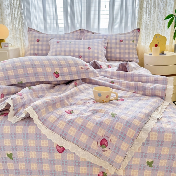 91家纺网 家纺一手货源 找家纺 梦可莱家居 2025夏季新款木棉夏被镂空花边床盖四件套 草莓