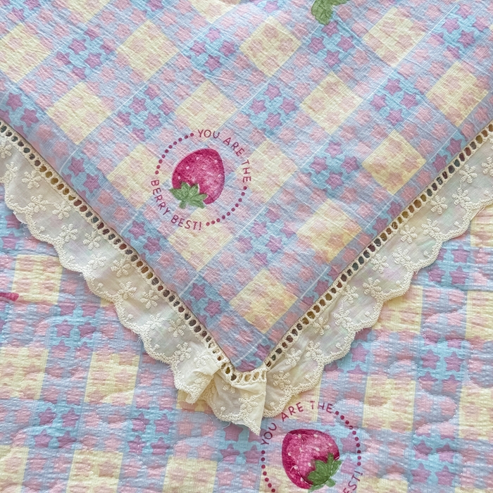 91家纺网 家纺一手货源 找家纺 梦可莱家居 2025夏季新款木棉夏被镂空花边床盖四件套 草莓