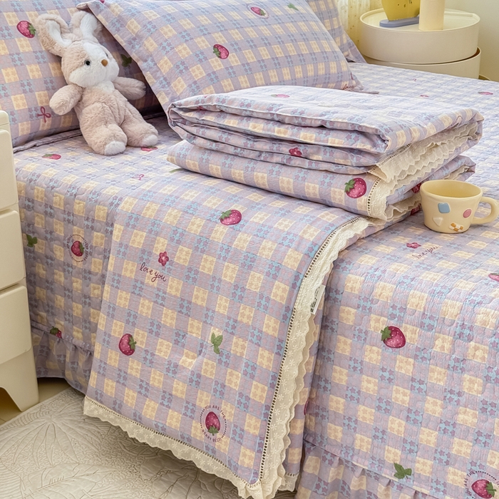 91家纺网 家纺一手货源 找家纺 梦可莱家居 2025夏季新款木棉夏被镂空花边床盖四件套 草莓