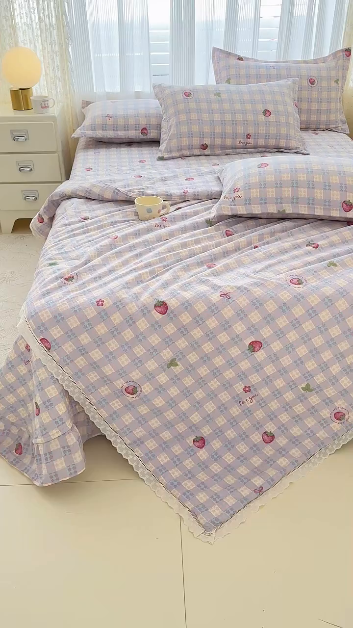 91家纺网 家纺一手货源 找家纺 梦可莱家居 2025夏季新款木棉夏被镂空花边床盖四件套 草莓