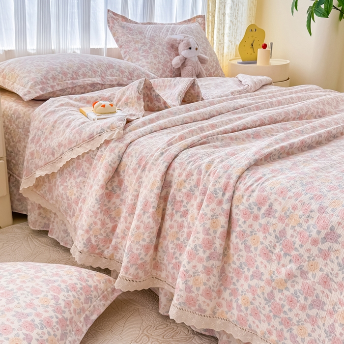 91家纺网 家纺一手货源 找家纺 梦可莱家居 2025夏季新款木棉夏被镂空花边床盖四件套 粉色妆容