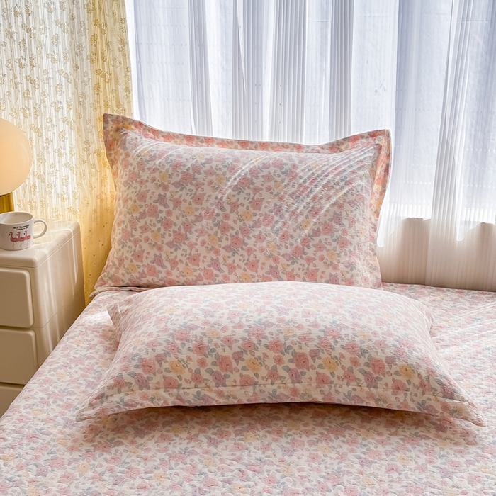 91家纺网 家纺一手货源 找家纺 梦可莱家居 2025夏季新款木棉夏被镂空花边床盖四件套 粉色妆容