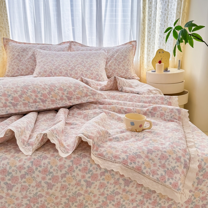 91家纺网 家纺一手货源 找家纺 梦可莱家居 2025夏季新款木棉夏被镂空花边床盖四件套 粉色妆容