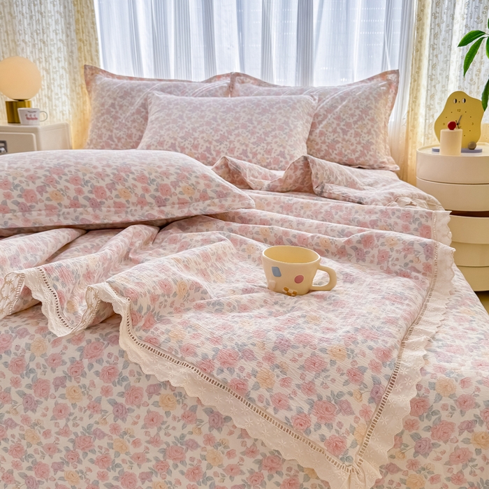 91家纺网 家纺一手货源 找家纺 梦可莱家居 2025夏季新款木棉夏被镂空花边床盖四件套 粉色妆容