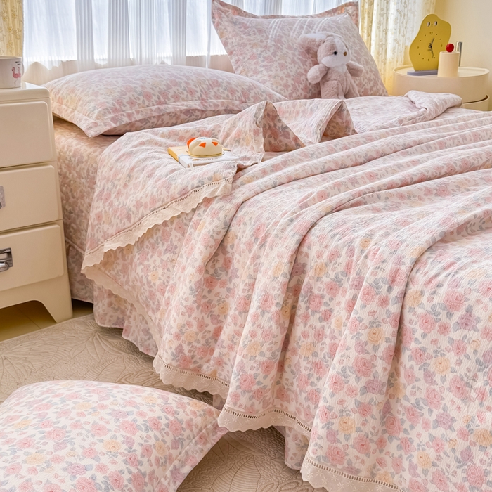 91家纺网 家纺一手货源 找家纺 梦可莱家居 2025夏季新款木棉夏被镂空花边床盖四件套 粉色妆容