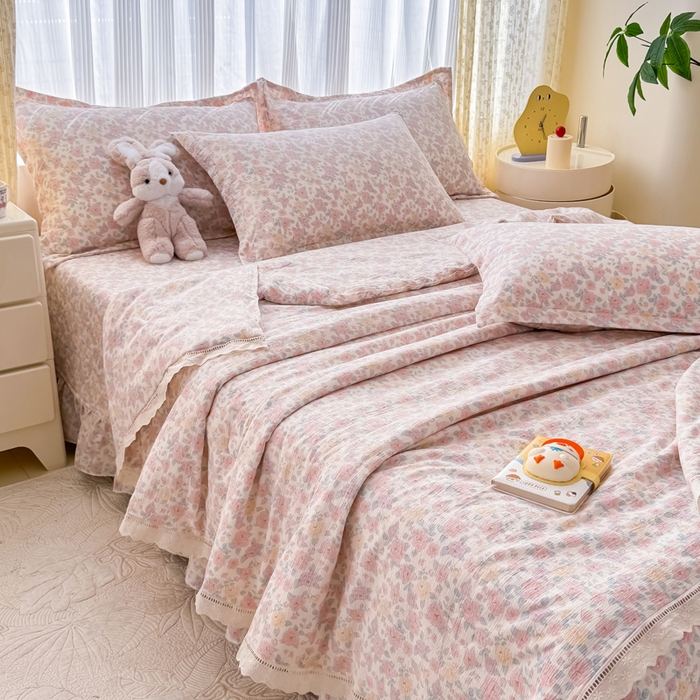 91家纺网 家纺一手货源 找家纺 梦可莱家居 2025夏季新款木棉夏被镂空花边床盖四件套 粉色妆容