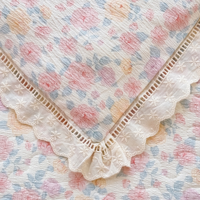 91家纺网 家纺一手货源 找家纺 梦可莱家居 2025夏季新款木棉夏被镂空花边床盖四件套 粉色妆容