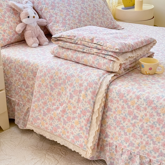 91家纺网 家纺一手货源 找家纺 梦可莱家居 2025夏季新款木棉夏被镂空花边床盖四件套 粉色妆容