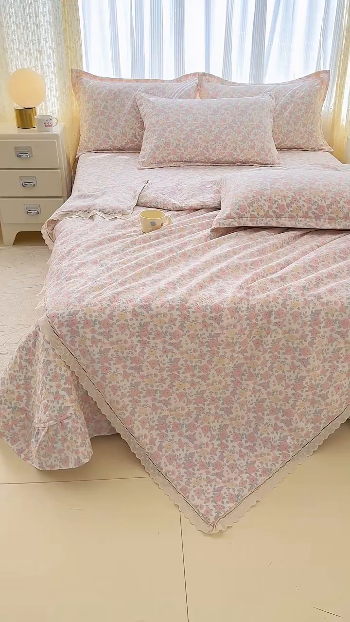 91家纺网 家纺一手货源 找家纺 梦可莱家居 2025夏季新款木棉夏被镂空花边床盖四件套 粉色妆容
