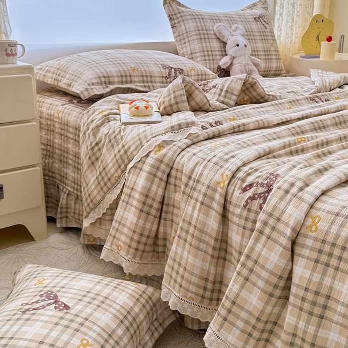 91家纺网 家纺一手货源 找家纺 梦可莱家居 2025夏季新款木棉夏被镂空花边床盖四件套 格子蝴蝶