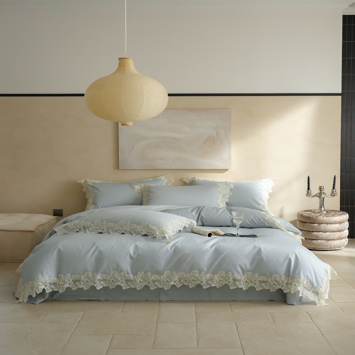 91家纺网 家纺一手货源 找家纺 秀色家纺 2025新款法式田园轻奢蕾丝荷叶边被套贡缎全棉四件套纯棉公主风高级床品（轻奢风） 星光蝴蝶-远山蓝