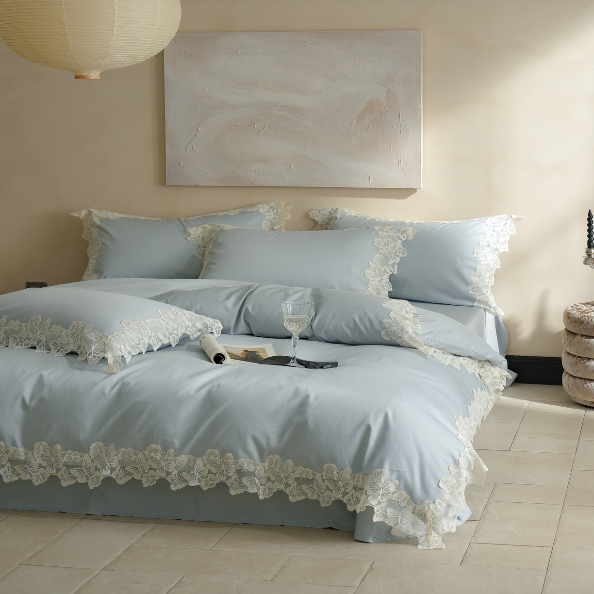 91家纺网 家纺一手货源 找家纺 秀色家纺 2025新款法式田园轻奢蕾丝荷叶边被套贡缎全棉四件套纯棉公主风高级床品（轻奢风） 星光蝴蝶-远山蓝