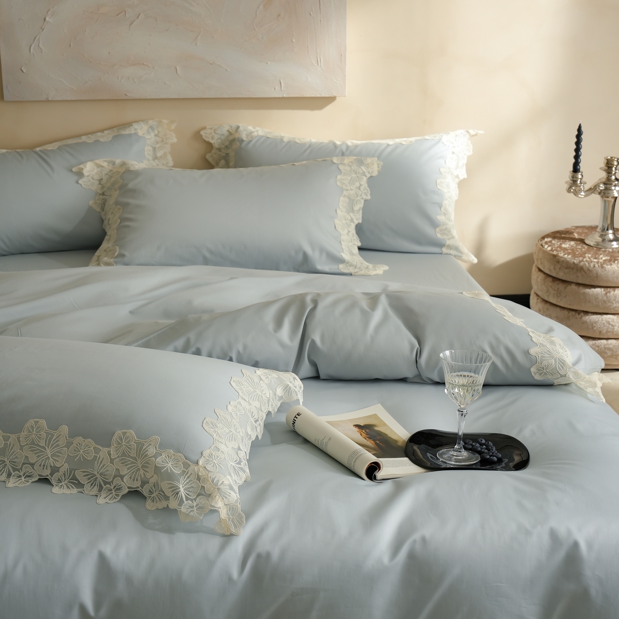 91家纺网 家纺一手货源 找家纺 秀色家纺 2025新款法式田园轻奢蕾丝荷叶边被套贡缎全棉四件套纯棉公主风高级床品（轻奢风） 星光蝴蝶-远山蓝