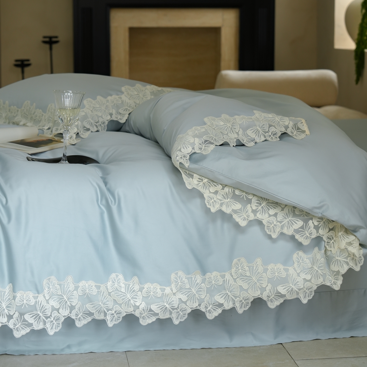 91家纺网 家纺一手货源 找家纺 秀色家纺 2025新款法式田园轻奢蕾丝荷叶边被套贡缎全棉四件套纯棉公主风高级床品（轻奢风） 星光蝴蝶-远山蓝