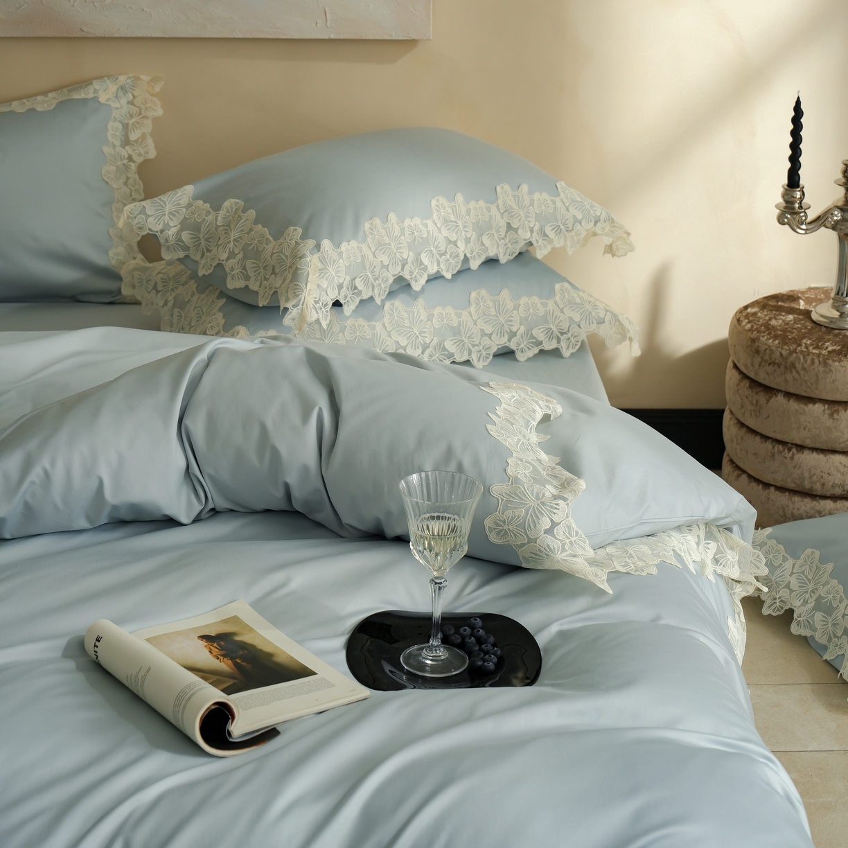 91家纺网 家纺一手货源 找家纺 秀色家纺 2025新款法式田园轻奢蕾丝荷叶边被套贡缎全棉四件套纯棉公主风高级床品（轻奢风） 星光蝴蝶-远山蓝