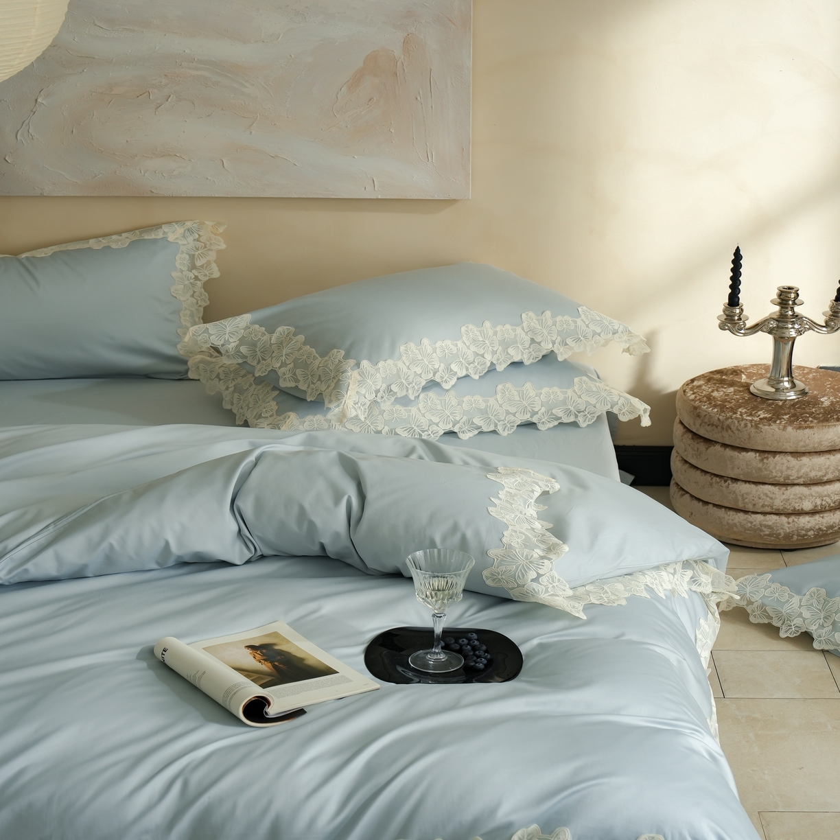 91家纺网 家纺一手货源 找家纺 秀色家纺 2025新款法式田园轻奢蕾丝荷叶边被套贡缎全棉四件套纯棉公主风高级床品（轻奢风） 星光蝴蝶-远山蓝