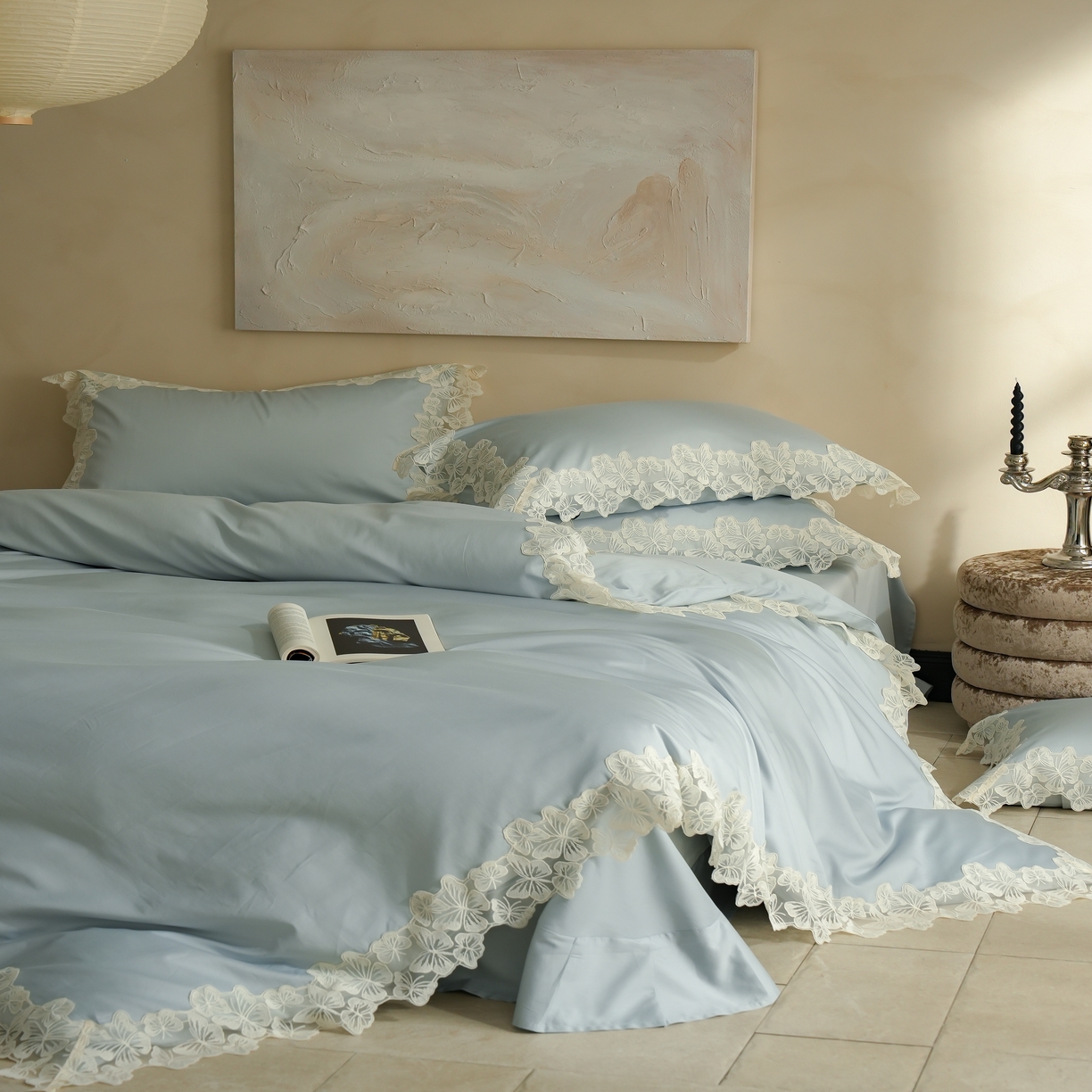 91家纺网 家纺一手货源 找家纺 秀色家纺 2025新款法式田园轻奢蕾丝荷叶边被套贡缎全棉四件套纯棉公主风高级床品（轻奢风） 星光蝴蝶-远山蓝