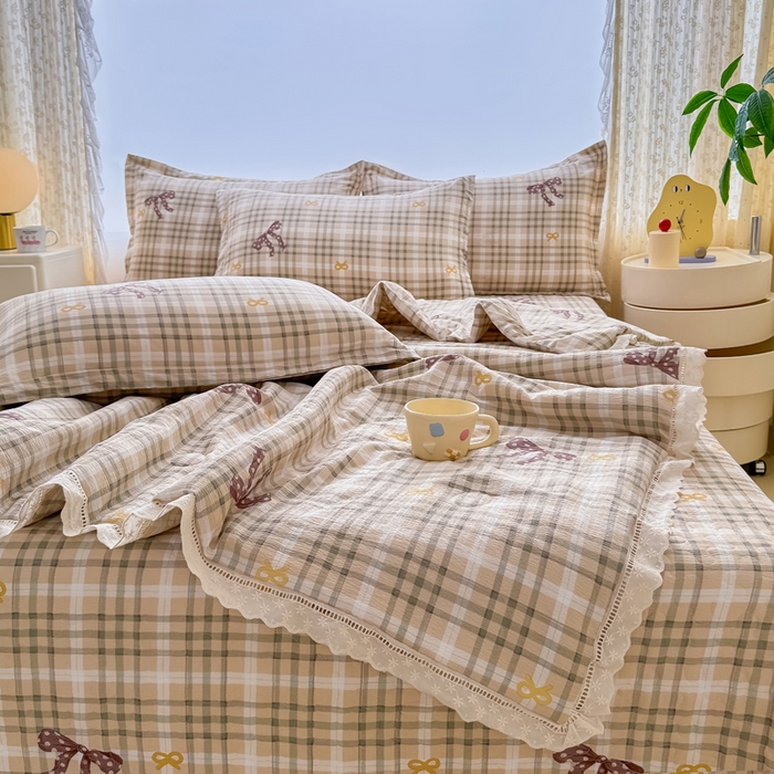 91家纺网 家纺一手货源 找家纺 梦可莱家居 2025夏季新款木棉夏被镂空花边床盖四件套 格子蝴蝶