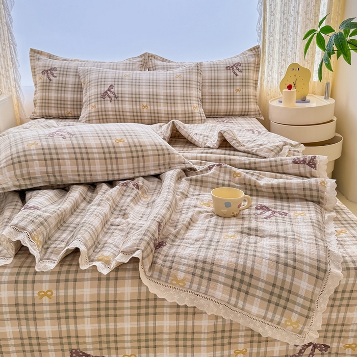 91家纺网 家纺一手货源 找家纺 梦可莱家居 2025夏季新款木棉夏被镂空花边床盖四件套 格子蝴蝶