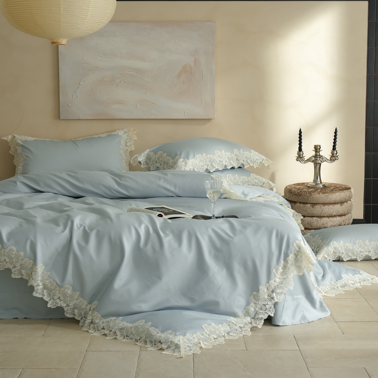 91家纺网 家纺一手货源 找家纺 秀色家纺 2025新款法式田园轻奢蕾丝荷叶边被套贡缎全棉四件套纯棉公主风高级床品（轻奢风） 星光蝴蝶-远山蓝