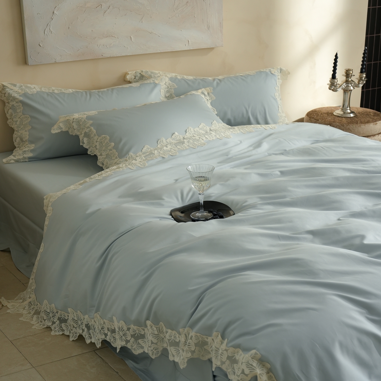 91家纺网 家纺一手货源 找家纺 秀色家纺 2025新款法式田园轻奢蕾丝荷叶边被套贡缎全棉四件套纯棉公主风高级床品（轻奢风） 星光蝴蝶-远山蓝