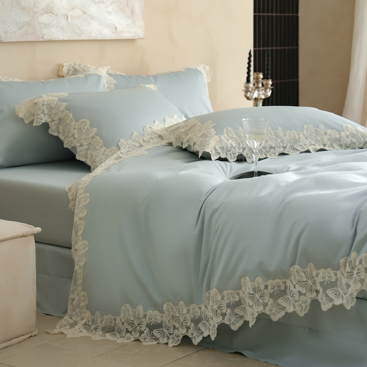 91家纺网 家纺一手货源 找家纺 秀色家纺 2025新款法式田园轻奢蕾丝荷叶边被套贡缎全棉四件套纯棉公主风高级床品（轻奢风） 星光蝴蝶-远山蓝