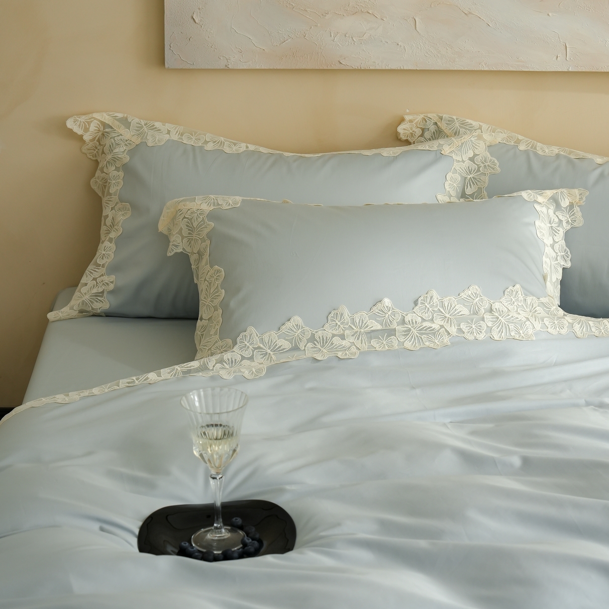 91家纺网 家纺一手货源 找家纺 秀色家纺 2025新款法式田园轻奢蕾丝荷叶边被套贡缎全棉四件套纯棉公主风高级床品（轻奢风） 星光蝴蝶-远山蓝