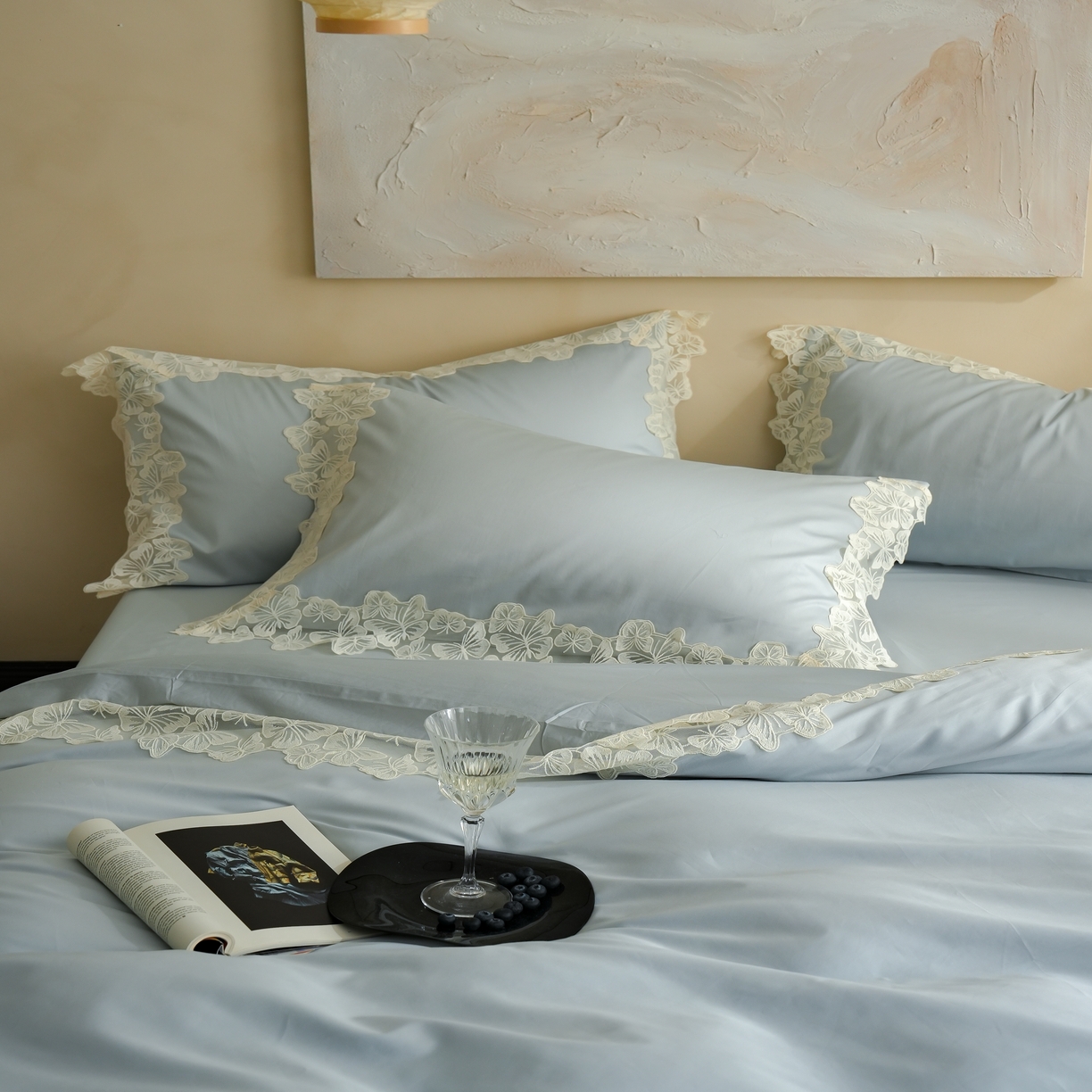 91家纺网 家纺一手货源 找家纺 秀色家纺 2025新款法式田园轻奢蕾丝荷叶边被套贡缎全棉四件套纯棉公主风高级床品（轻奢风） 星光蝴蝶-远山蓝