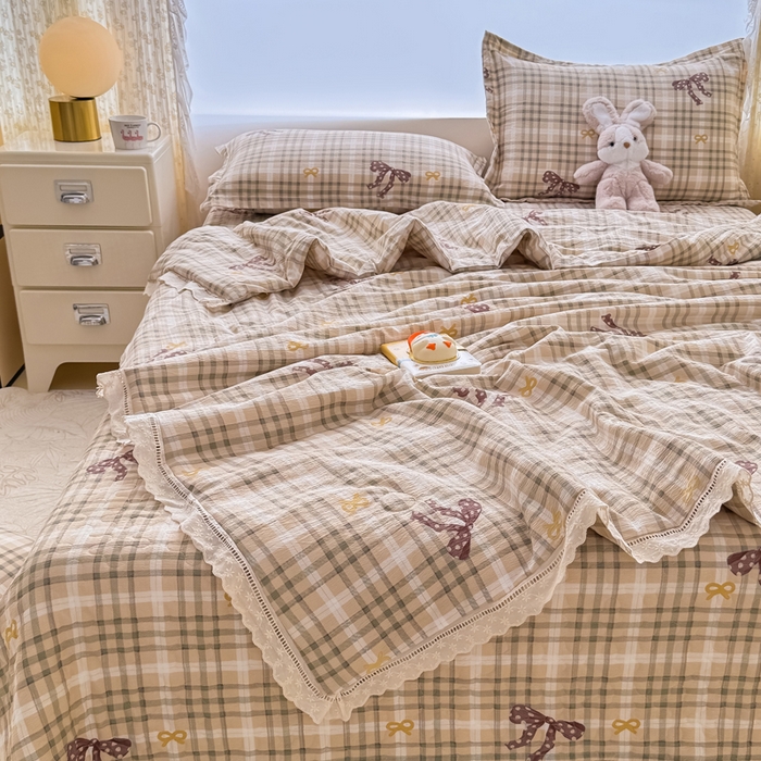 91家纺网 家纺一手货源 找家纺 梦可莱家居 2025夏季新款木棉夏被镂空花边床盖四件套 格子蝴蝶