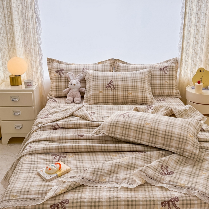 91家纺网 家纺一手货源 找家纺 梦可莱家居 2025夏季新款木棉夏被镂空花边床盖四件套 格子蝴蝶