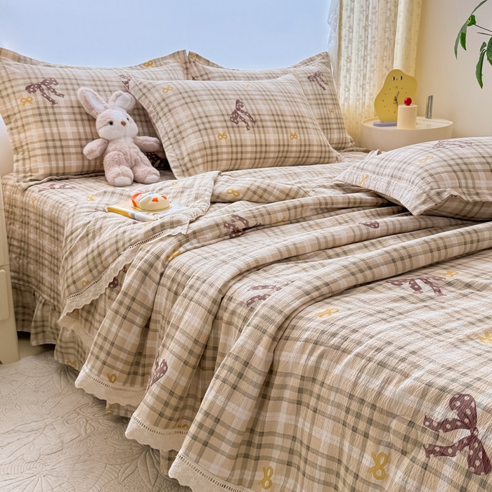 91家纺网 家纺一手货源 找家纺 梦可莱家居 2025夏季新款木棉夏被镂空花边床盖四件套 格子蝴蝶