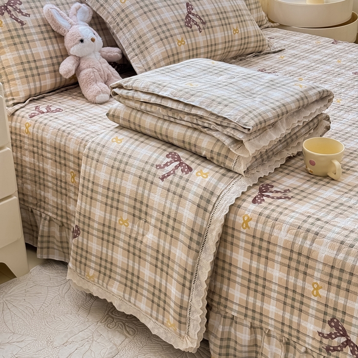 91家纺网 家纺一手货源 找家纺 梦可莱家居 2025夏季新款木棉夏被镂空花边床盖四件套 格子蝴蝶