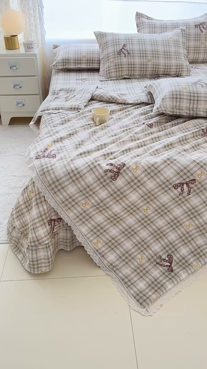 91家纺网 家纺一手货源 找家纺 梦可莱家居 2025夏季新款木棉夏被镂空花边床盖四件套 格子蝴蝶